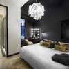 dormitorio con pared negra y tocador al fondo