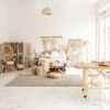 Dormitorio con paredes blancas y suelos de madera clara