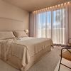 Dormitorio con ropa de cama beige
