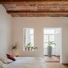 Dormitorio con techo de ladrillo
