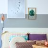 Dormitorio con textiles y cojines de colores
