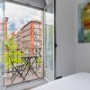 Dormitorio con ventanas de aluminio