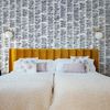 Dormitorio ecléctico con papel pintado