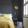 Dormitorio en gris y amarillo