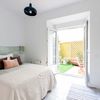 Dormitorio en tonos blancos con terraza