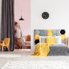 Dormitorio en tonos gris y amarillo