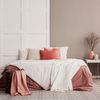 Dormitorio en tonos rosas y blancos