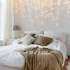 Dormitorio estilo nórdico con iluminación