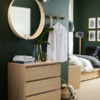 Dormitorio IKEA con cómoda