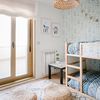 Dormitorio infantil con papel pintado