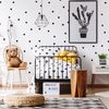 Dormitorio infantil con papel pintado y cuadros en blanco y negro