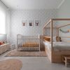 Dormitorio infantil con pintura y papel pintado