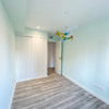 Dormitorio infantil con tonalidades cálidas en azul