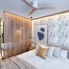 Dormitorio moderno con papel pintado con motivos botánicos, ventilador de techo y LEDs.