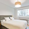 Dormitorio moderno con pared blanca