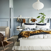 Dormitorio moderno con ropa de cama de IKEA.