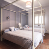 Dormitorio para dos niños con camas cruzadas