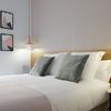Dormitorio sencillo con cabecero de madera