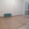 El salon nuevo con suelo de tarima y nueva puerta hacia el balcon