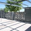 Encercado de vivienda con puertas automatizadas.