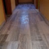 Enrrayolado suelo con cerámica imitación parquet.