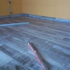 Enrrayolado suelo con cerámica imitación parquet.