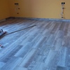 Enrrayolado suelo con cerámica imitación parquet.