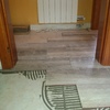 Enrrayolado suelo con cerámica imitación parquet.