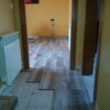 Enrrayolado suelo con cerámica imitación parquet.