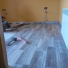 Enrrayolado suelo con cerámica imitación parquet.