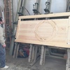 Ensamblaje de las piezas de la puerta en pleno proceso de fabricación 