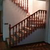 ESCALERA DE GRANITO EN ROJO PORRIÑO CON BARANDILLA TORNEADA EN PINO Y SUELO EN PLAQUETA COLOR ROBLE.