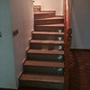 ESCALERA DE GRANITO EN ROJO PORRIÑO CON BARANDILLA TORNEADA EN PINO Y SUELO EN PLAQUETA COLOR ROBLE.