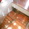 Escalera de madera de jatoba y cristal