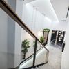 Escalera volada con barandilla vidrio
