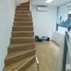 Escaleras al piso superior forradas con suelo laminado