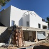 Fachada realizada con mortero monocapa de calcio blanco, acabado fratassado
