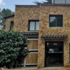 fachada rustica con piedra amarilla