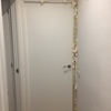 Fijación de marco con cuñas y poliuretano proyectado