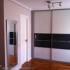 Frente de armario cristal lacado blanco y gris oscuro, perfiles inox
