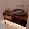 Instalar un grifo y un lavabo, reparar 2 cisternas.