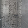 Gris mosaico, en interior de ducha
