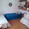 Habitación infantil con zona de juego
