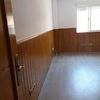 habitacion con pared forrada en madera