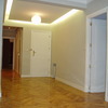 Hall de entrada con iluminación perimetral en techo