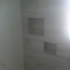 HUECOS EN ZONA DUCHA PARA DEJAR GEL O CHAMPU