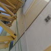 Instalación de canaletas y cables en fachada