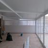 Instalación de carpintería de aluminio y techo de panel sandwich con aislamiento