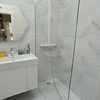 INSTALACION DE GRIFERIA Y  MAMPARA DE BAÑOS