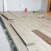 Instalación de laminado 8mm ac5 en salón.